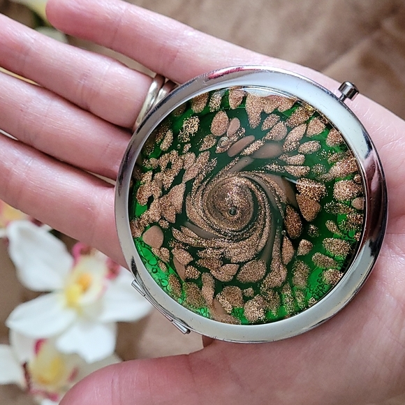 Great Gift idea- Compact Mirror - Picture 2 of 12